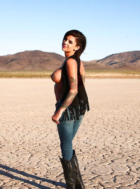 Enchanting american wife Bonnie Rotten in jeans shows big titties and hot butt outdoor
